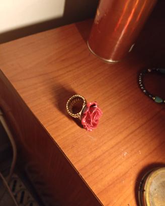 anello dorato con rosa rossa
