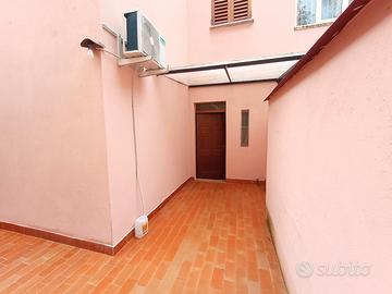 Bilocale arredato con cortile di pertinenza