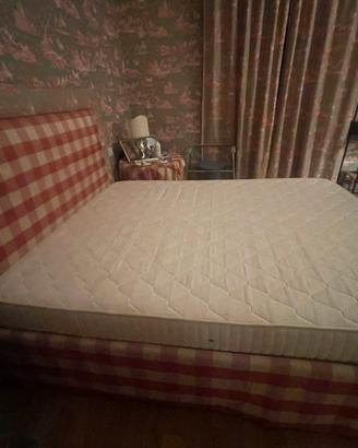 Letto matrimoniale con materasso.