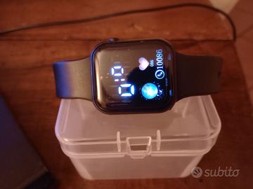 Orologio moda, leggero, con orario illuminabile.