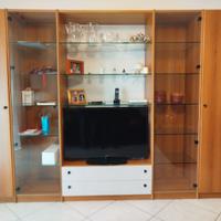 Parete attrezzata Noce con ripiani in cristallo