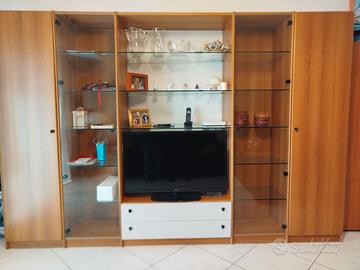 Parete attrezzata Noce con ripiani in cristallo