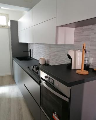 Cucina completa di elettrodomestici