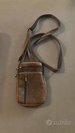 Tracolla piccola in pelle scamosciata