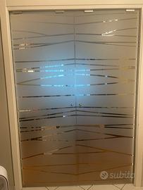 Porta scorrevole doppia anta in vetro decorato