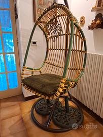 Poltrona vintage sospesa in vimini