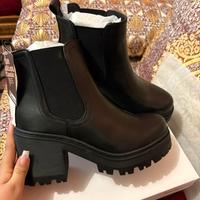 Stivaletti Chelsea neri con tacco – NUOVI