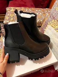 Stivaletti Chelsea neri con tacco – NUOVI