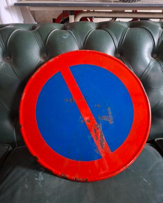 Segnale Stradale Vintage d'Epoca 
Divieto di Sosta