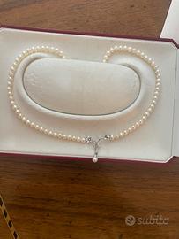 Collana di perle naturali con oro bianco 18 kt e b