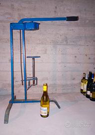 Turabottiglie a treppiedi 