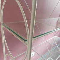 Scaffale/libreria in metallo bianco e vetro.