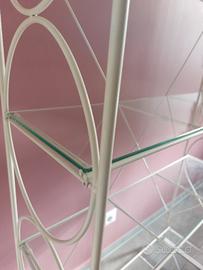 Scaffale/libreria in metallo bianco e vetro.