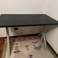 Scrivania Ikea altezza regolabile