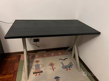 Scrivania Ikea altezza regolabile
