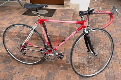 Bicicletta da corsa rossa Columbus