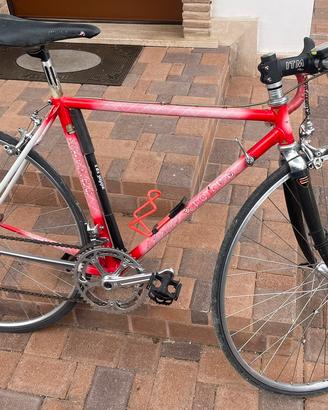 Bicicletta da corsa rossa Columbus