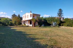 Villa adiacente mare disponibile