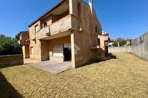 VILLA A SCHIERA A CAPOTERRA