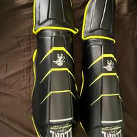 Paratibie Leone Revo Fluo con parapiedi