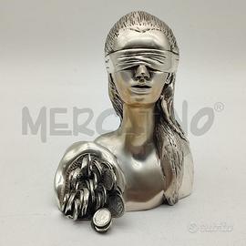 SCULTURA DONNA BENDATA CON MONETE