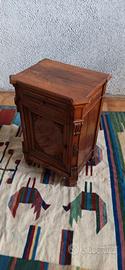Comodino in legno