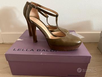 Scarpa col tacco e t-bar.