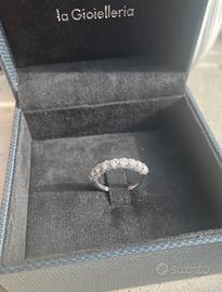 Anello Riviere oro bianco 18Kt, 9 Diamanti e Pavé