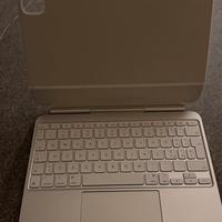 Tastiera Magic Keyboard (per iPad Pro 11” - m5)