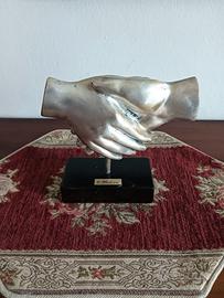 Scultura “Stretta di mano” firmata G. Ottaviani