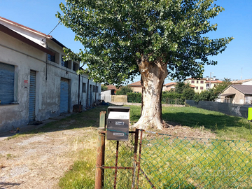 Terreno con fabbricato a mezzano centro