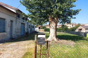 Terreno con fabbricato a mezzano centro