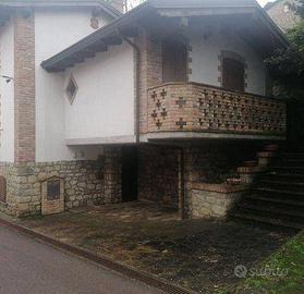 Rustico / Casale di 140 m² con 4 locali e box auto
