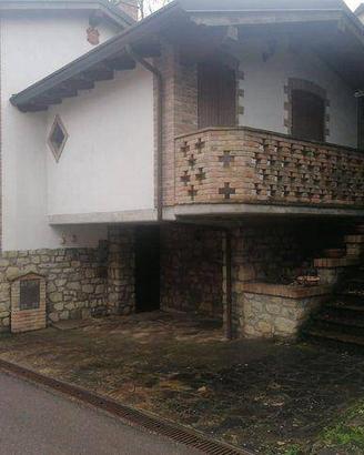 Rustico / Casale di 140 m² con 4 locali e box auto