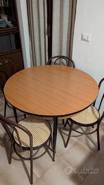 Set 6 sedie stile Thonet e due tavoli vintage