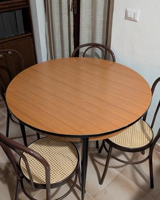 Set 6 sedie stile Thonet e due tavoli vintage