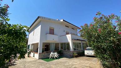 Villa di 305 m² con più di 5 locali a Torretta