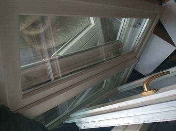 Finestre in PVC a righe bianco con maniglia oro