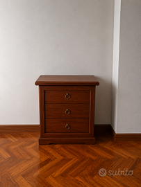 Comodino in legno color noce con 3 cassetti
