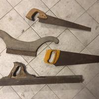 Lotto di 4 seghe vintage con manico in legno
