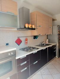 Cucina completa di tavolo e sedie