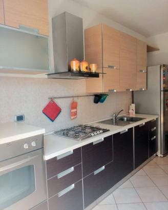Cucina completa di tavolo e sedie