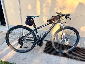 MTB Cube 29” con forcella RockShox