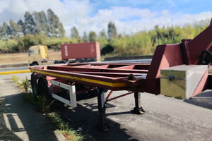 Semirimorchio porta container ribaltabile