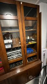 Libreria in legno massello con ante in vetro