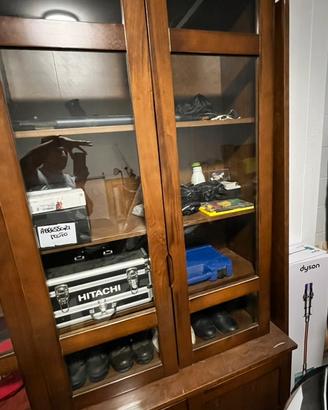 Libreria in legno massello con ante in vetro