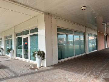 Locale commerciale 133mq Villa Potenza