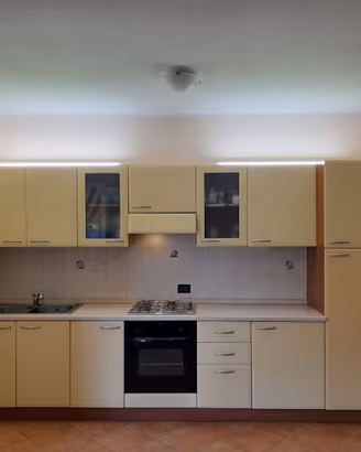 Cucina con tavolo/sedie e divano, camera da letto
