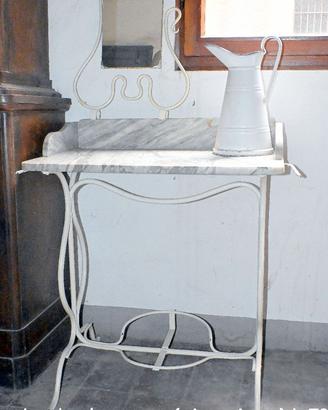 lavabo da camera in metallo con piano in marmo