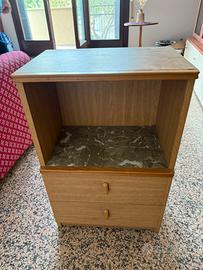 Comodino vintage in legno con due cassetti